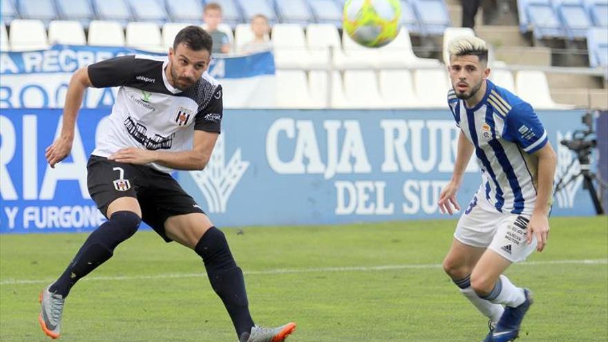 El Mérida perdió durante tres minutos su identidad defensiva ante el Recre