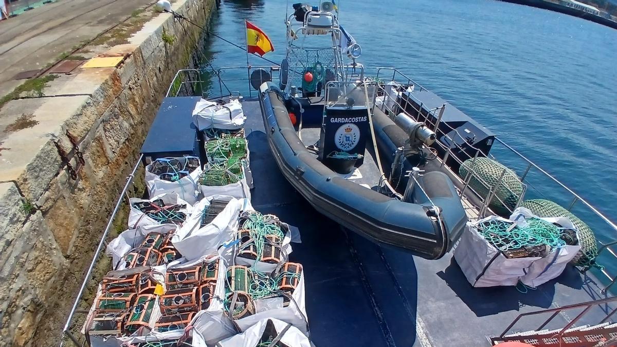 Material incautado por Gardacostas de Galicia la semana pasada.