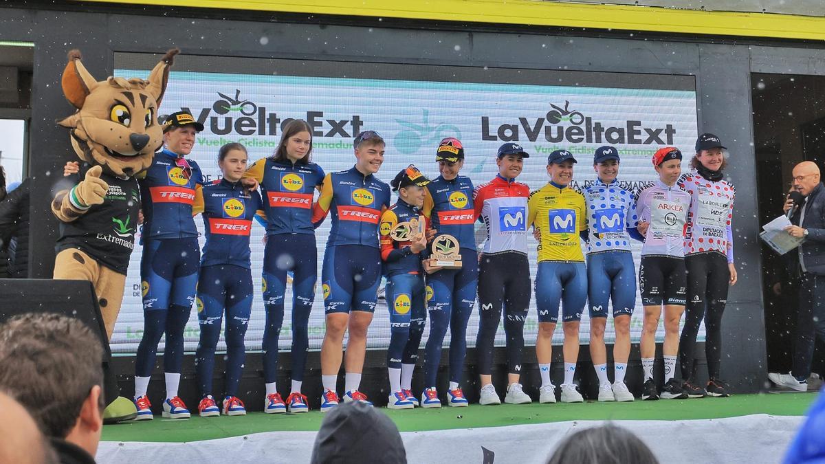 Ganadores de la segunda edición de la Vuelta a Extremadura Femenina tanto en las categorías individuales como por equipos.
