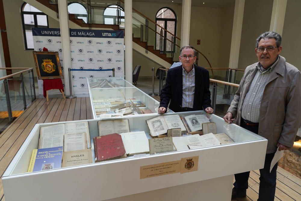 El presidente de la Academia Malagueña de Ciencias, Fernando Orellana (izq.), con el académico Luis Linares, en la exposición del Rectorado.