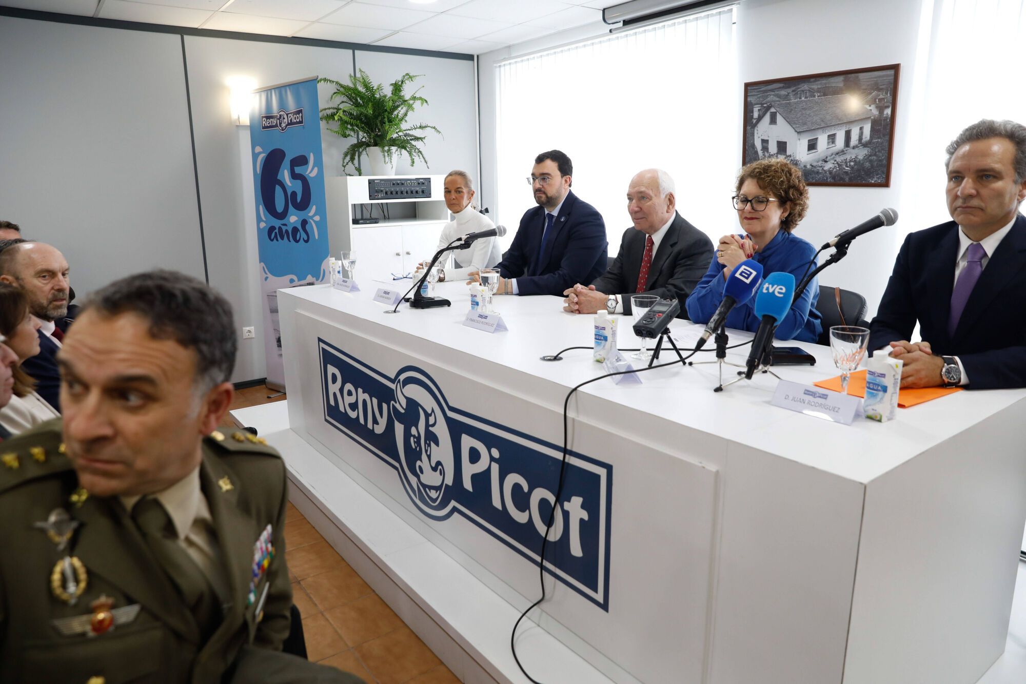EN IMÁGENES: Inauguración de la nueva planta de Reny Picot en Anleo (Navia)