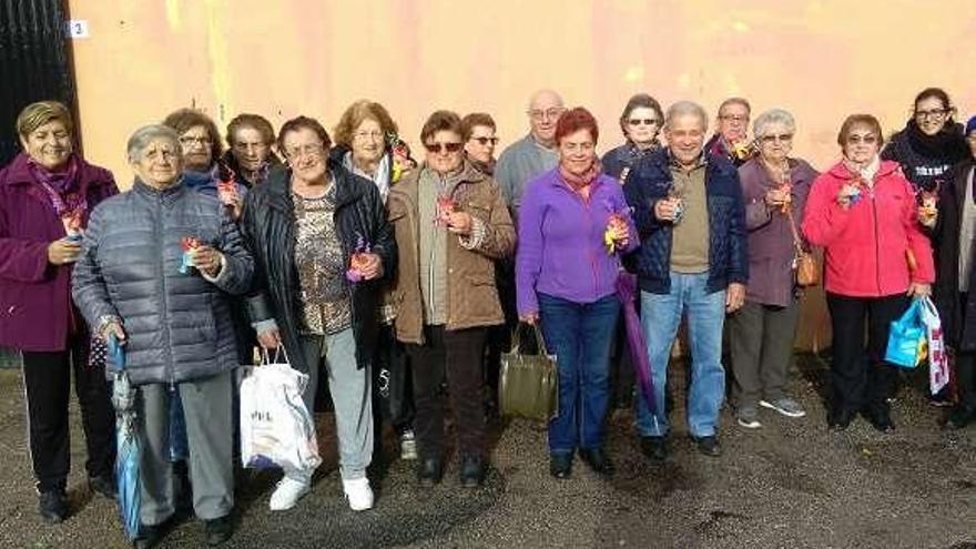 Los alumnos del taller de memoria de A Seca, con sus adornos. // FdV