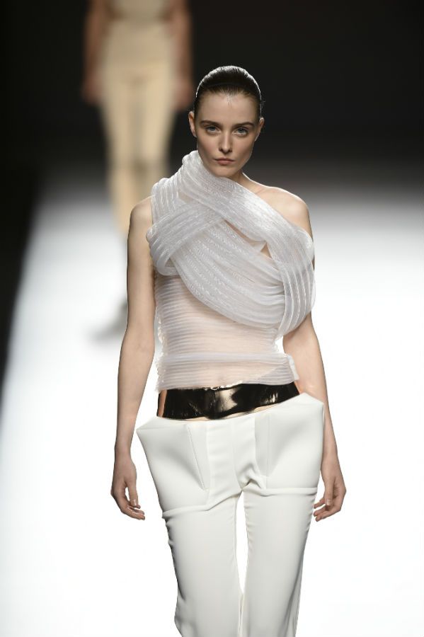 Desfile de la colección primavera-verano 2017 de Amaya Arzuaga en MBFWM: Blanco puro