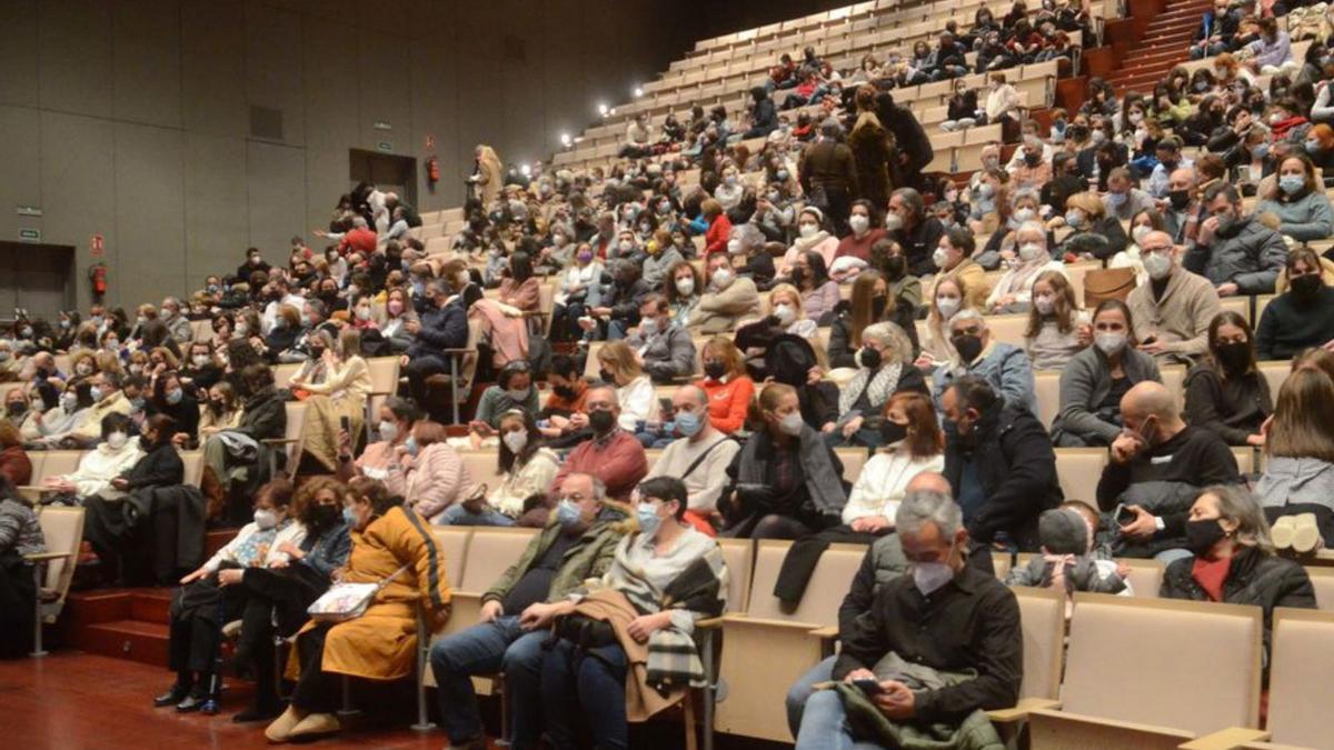 El público que acudió al Auditorio Municipal de Vilagarcía.   | // FDV 