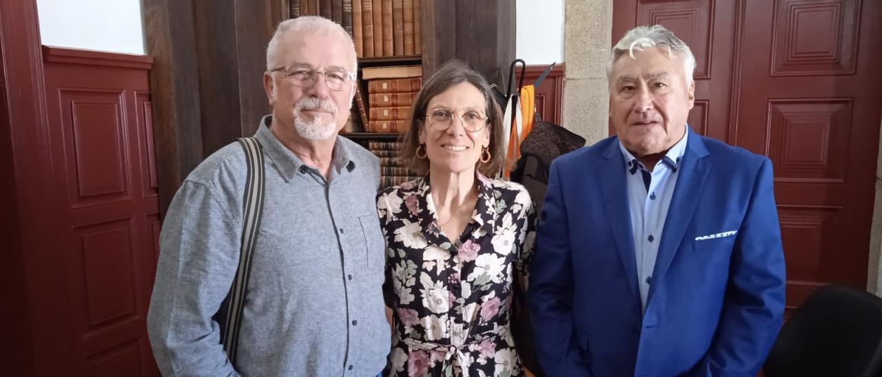 José Luis Donaldson (izquierda) y Francisco Rodríguez, de la Asociación de Empresarios, junto a Helena Barril, presidenta de la Cámara Municipal de Miranda do Douro