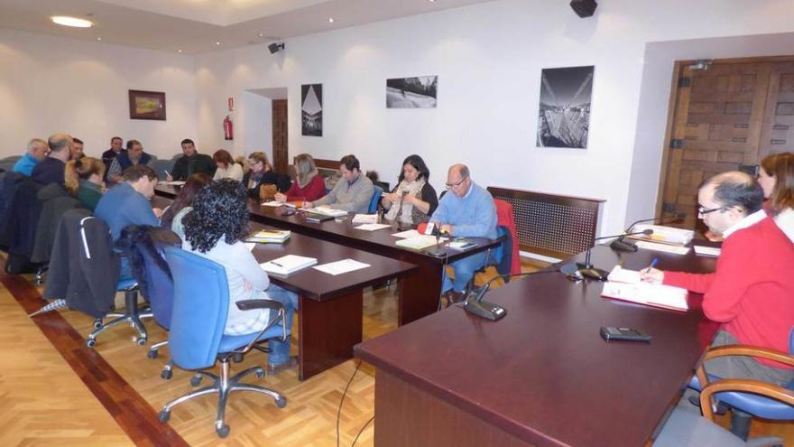 El Pleno de Cangas del Narcea, ayer; a la derecha, el alcalde.