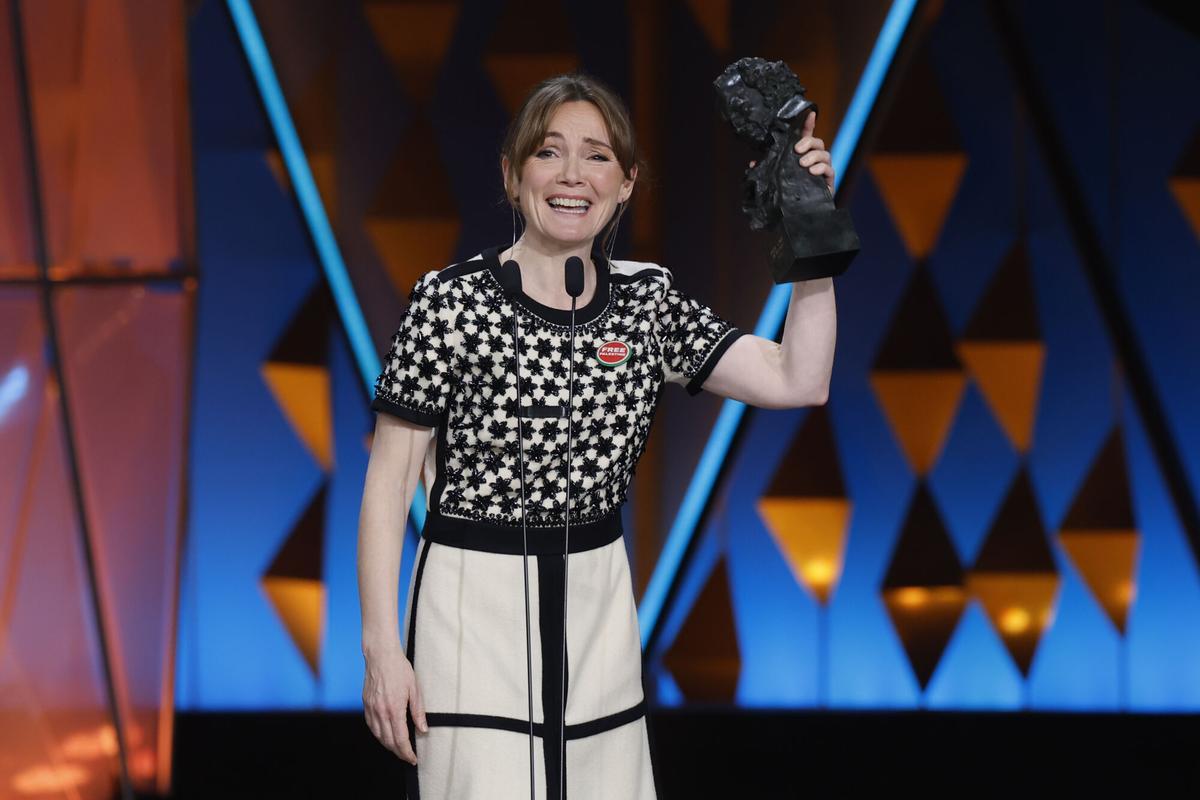 La actriz Nagore Aranburu, Goya a mejor actriz de reparto por su trabajo en ´'Los domingos', durante la ceremonia de los premios Goya.