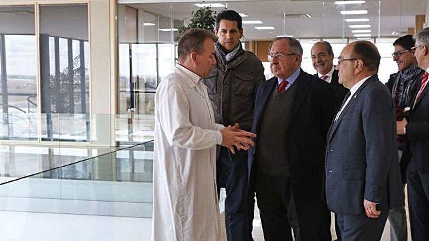 José Luis Bonet, en el centro y acompañado por empresarios zamoranos, visita la empresa Moralejo Selección.