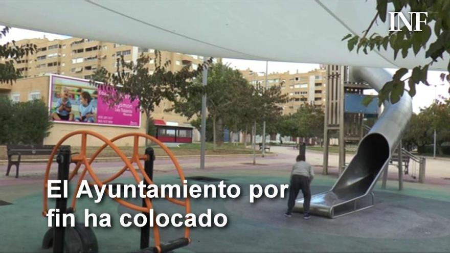 Parasoles en los juegos infantiles del parque Joan Fuster de Alicante