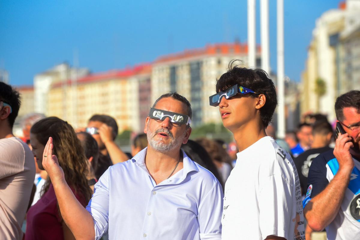 Más de 225.000 personas vivieron el eclipse solar total en las calles de la ciudad Más de 225.000 personas vivieron el eclipse solar total en las calles de la ciudad