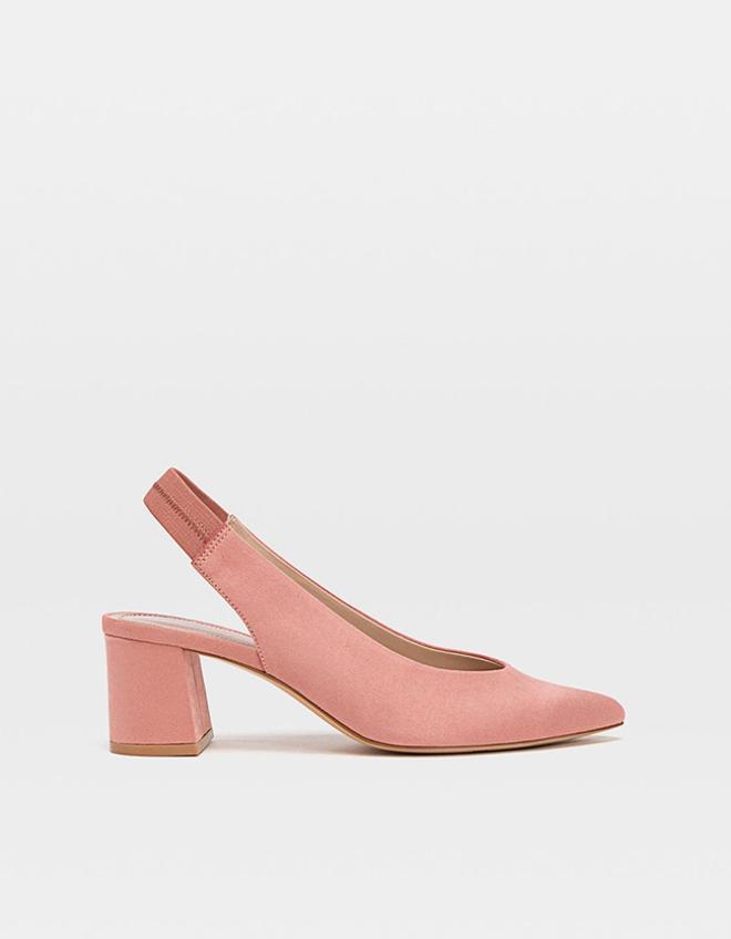 Zapatos destalonados en antelina rosa, de Stradivarius