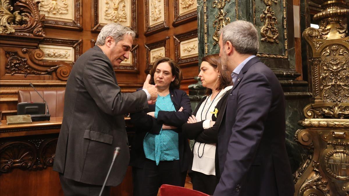 Colau habla con Recasens y Collboni minutos antes del pleno.