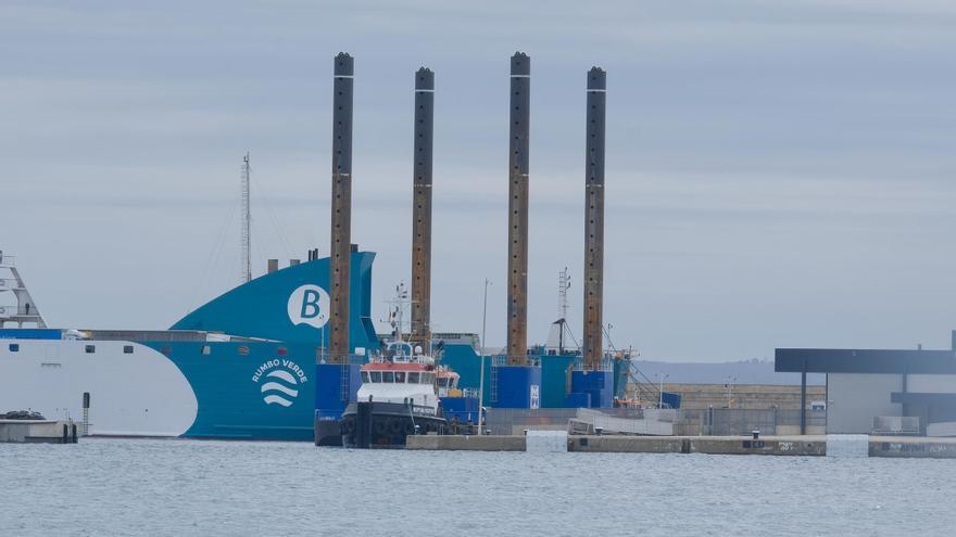 ¿Qué es la extraña plataforma con cuatro torres de 40 metros de altura que ha amarrado en el puerto de Palma?