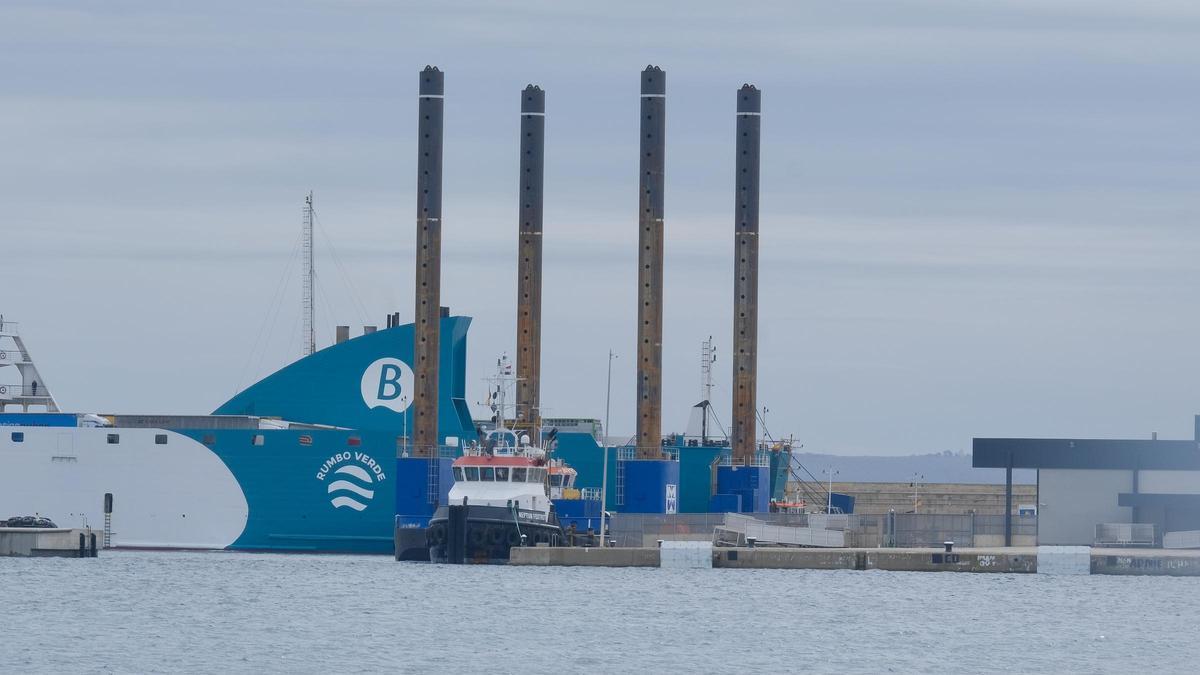 Imagen de la plataforma flotante NP497 en el puerto de Palma