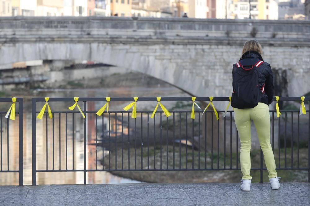 L'ANC reparteix cintes grogues a Plaça Catalunya