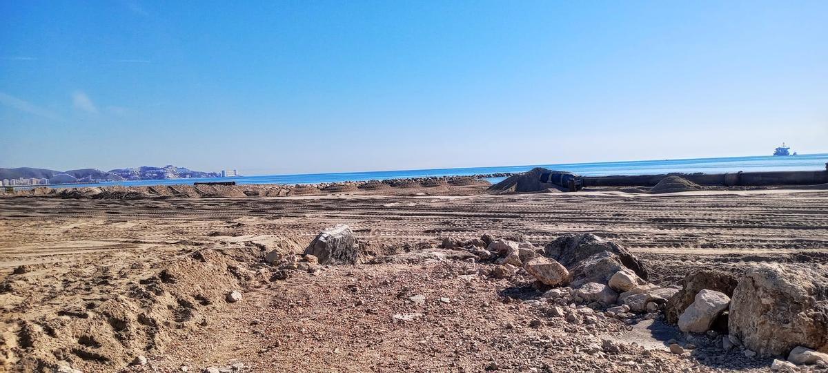 Trabajos de regeneración de la playa del Marenyet.