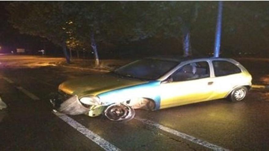 Una conductora ebria pierde el control del coche hasta chocar con una señal en Badajoz