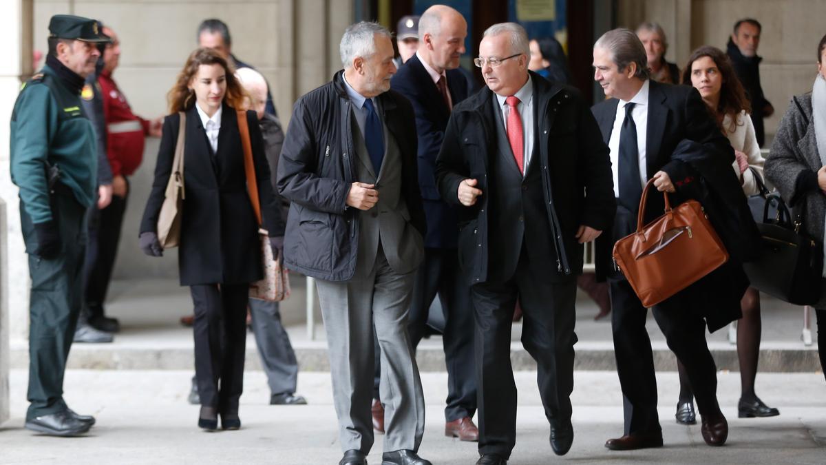 José Antonio Griñán y Antonio Fernández, a su llegada a la Audiencia de Sevilla para el caso de los ERE, en foto de archivo.