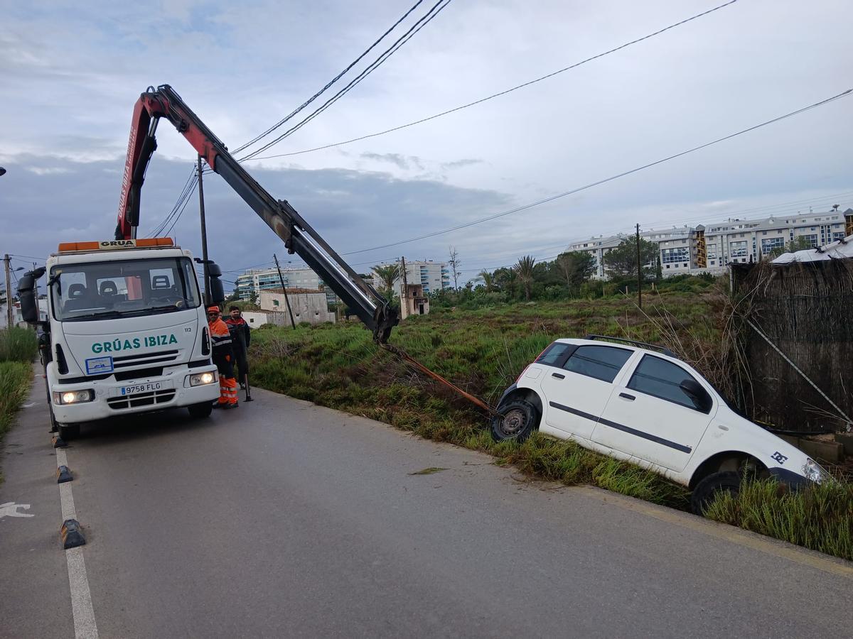 Gruas Ibiza retirando el fiat panda en carrer de Talamanca