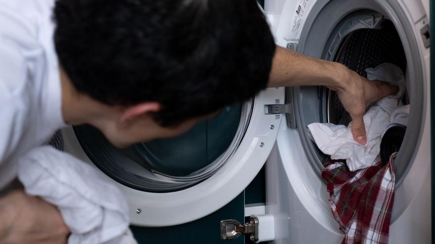El exitoso truco casero para limpiar la goma de la lavadora