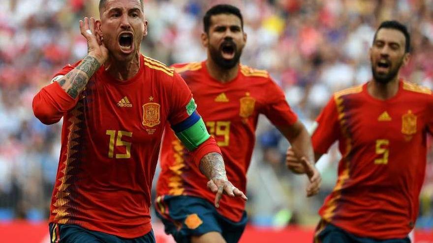 Piqué golpea el balón con la mano en la jugada del penalti a favor de Rusia. // Efe