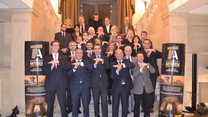 Foto de familia de los representantes municipales y del Patronato en la que han logrado el apoyo de instituciones alemanas.