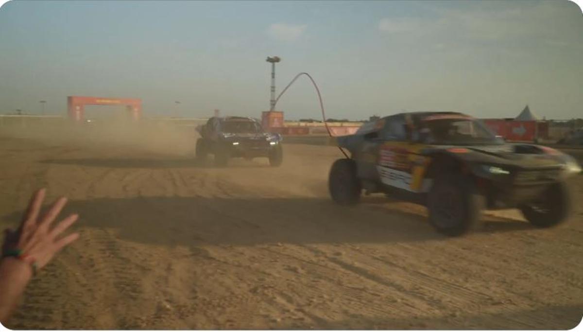 L'Ebro de Laia Sanz entra a la meta remolcant el Ford de Nani Roma