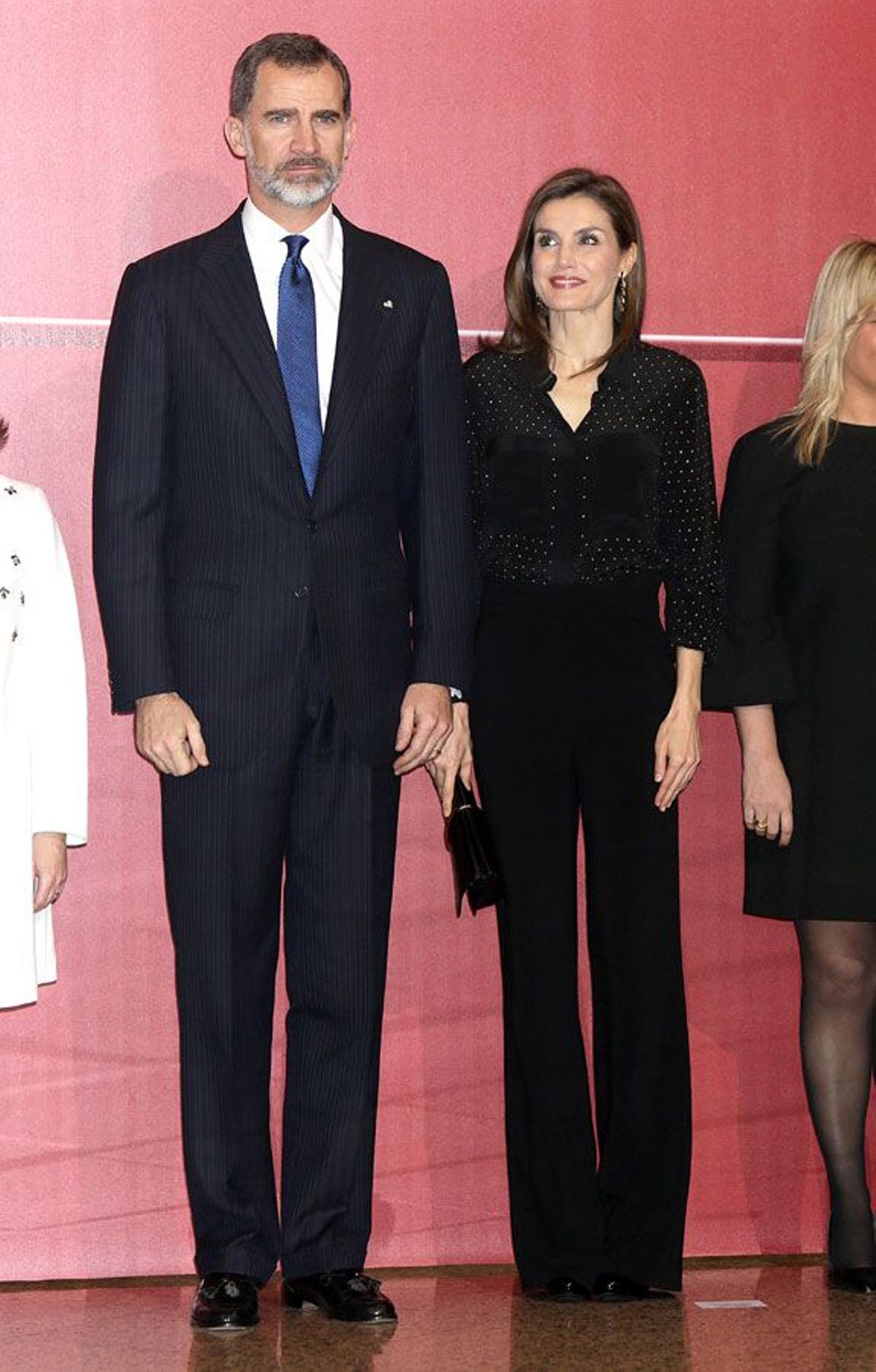 Letizia Ortiz junto a Felipe VI con un look todo de Uterqüe