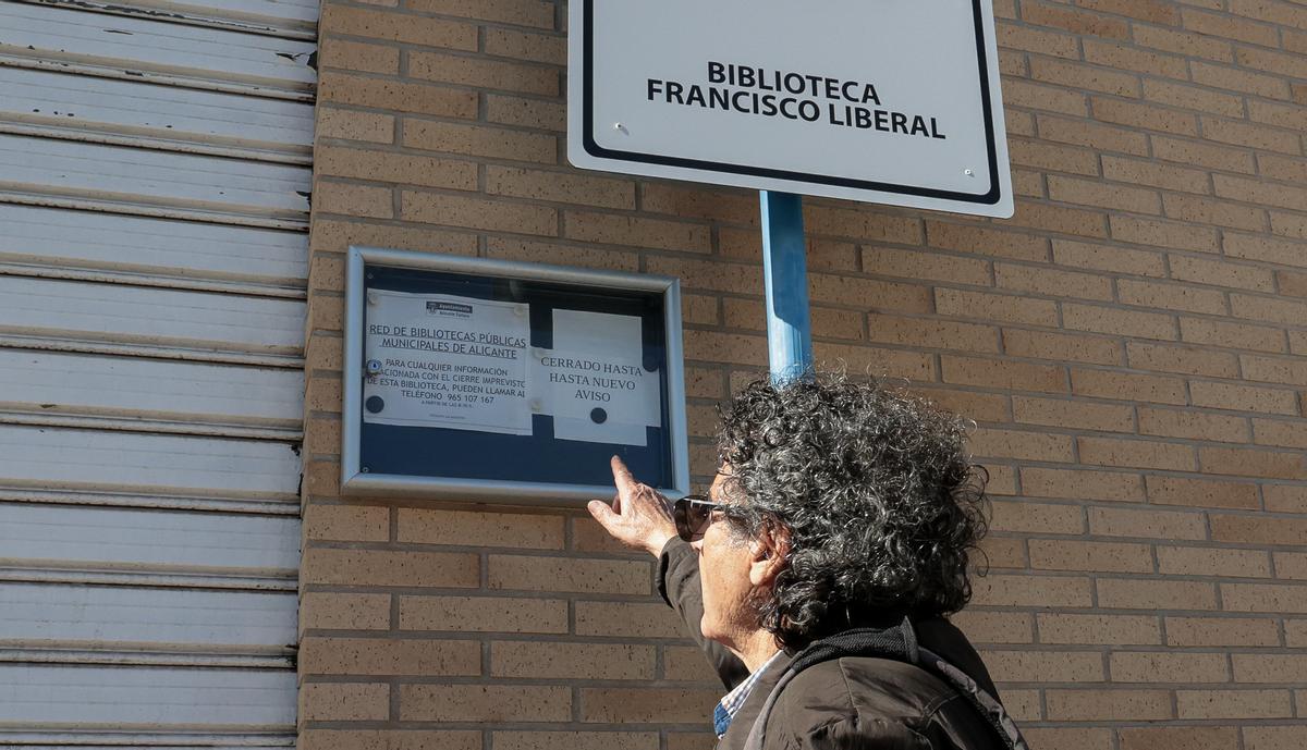 Paco Ortega, vicepresidente de la Asociación de Vecinos Nuevos Horizontes, señala el cartel de «cerrado» que desde hace dos años marca la entrada al local.