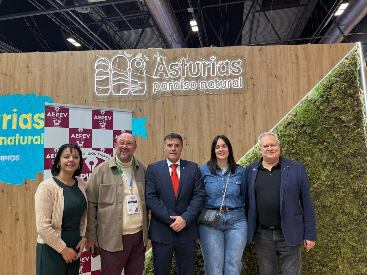 Por la derecha, José Luis Murcia, Tania Rodríguez y José Luis Fontaniella. A la izquierda, Alicia Fernández, directora técnica de la DOP Cangas, en la presentación en FITUR.