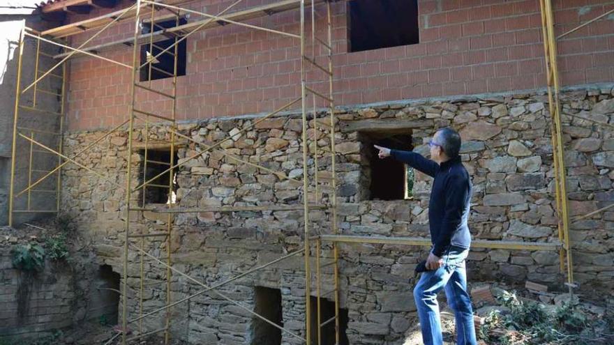 Pared lateral del molino que se está restaurando en Villaferrueña, por cuya parte baja discurría el agua.