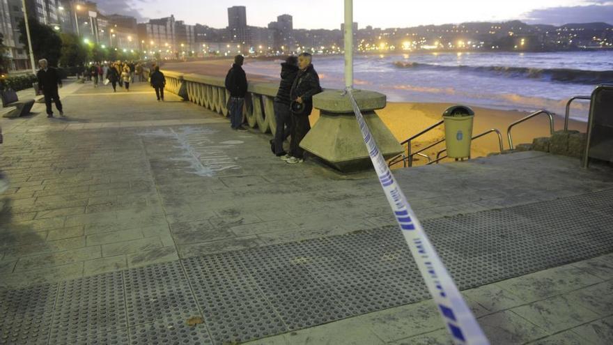 Precinto de la Policía Local en el acceso a la playa del Orzán durante un temporal.