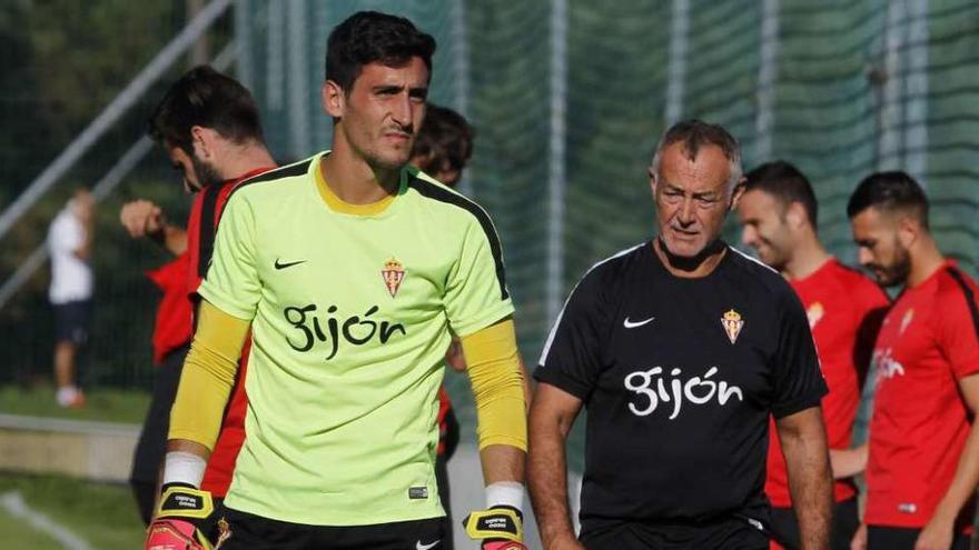 El guardameta vigués Diego Mariño, ayer, en A Madroa, con el Sporting de Gijón. // Ricardo Grobas