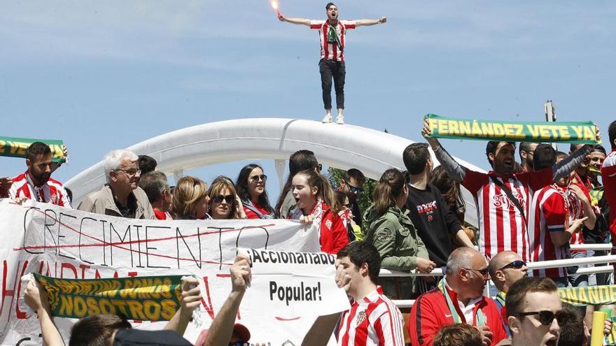 El partido del Sporting comienza con protestas en El Molinón