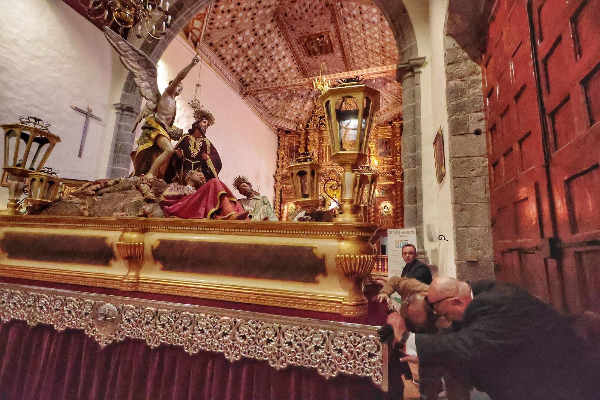 Procesión del paso de la Dolorosa, San Juan y la Magdalena del convento de Las Claras al Santuario del Cristo