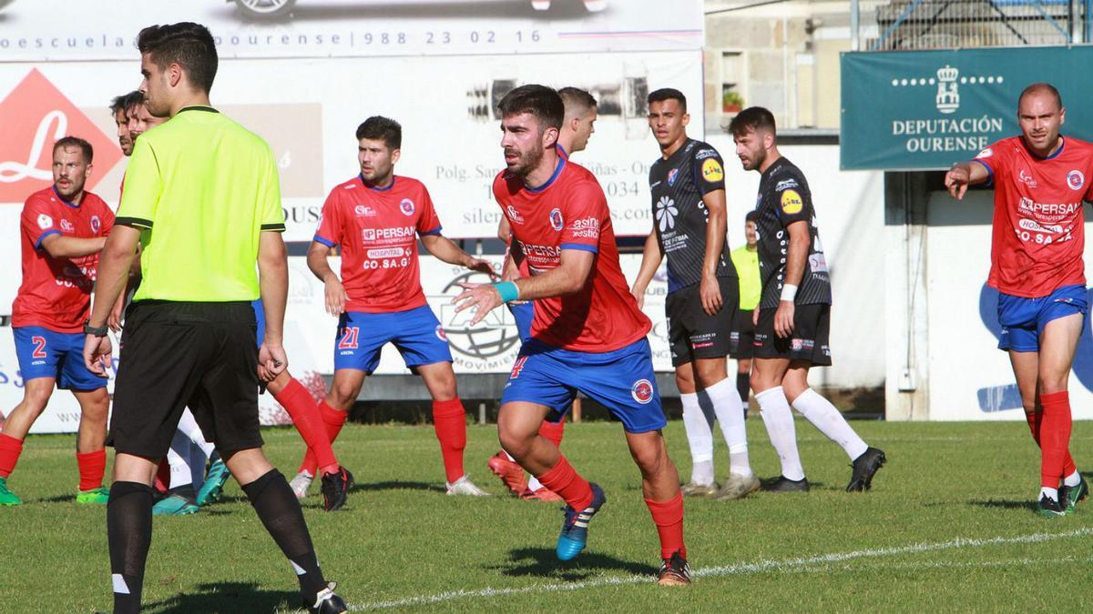 El plantel de Jorge de Dios, durante un encuentro de pretemporada con el CD Barco. |  // IÑAKI OSORIO