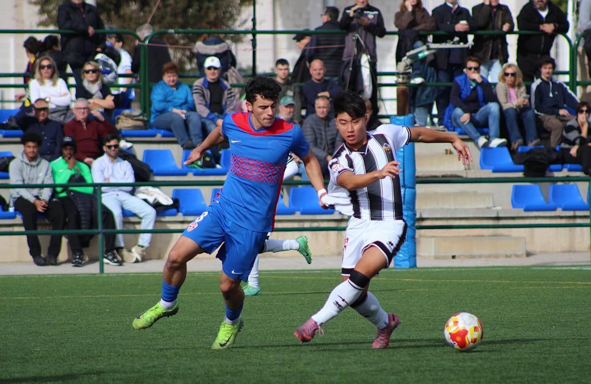 El japonés Lee, del CD Castellón, lucha un esférico durante el partido contra el Elche.