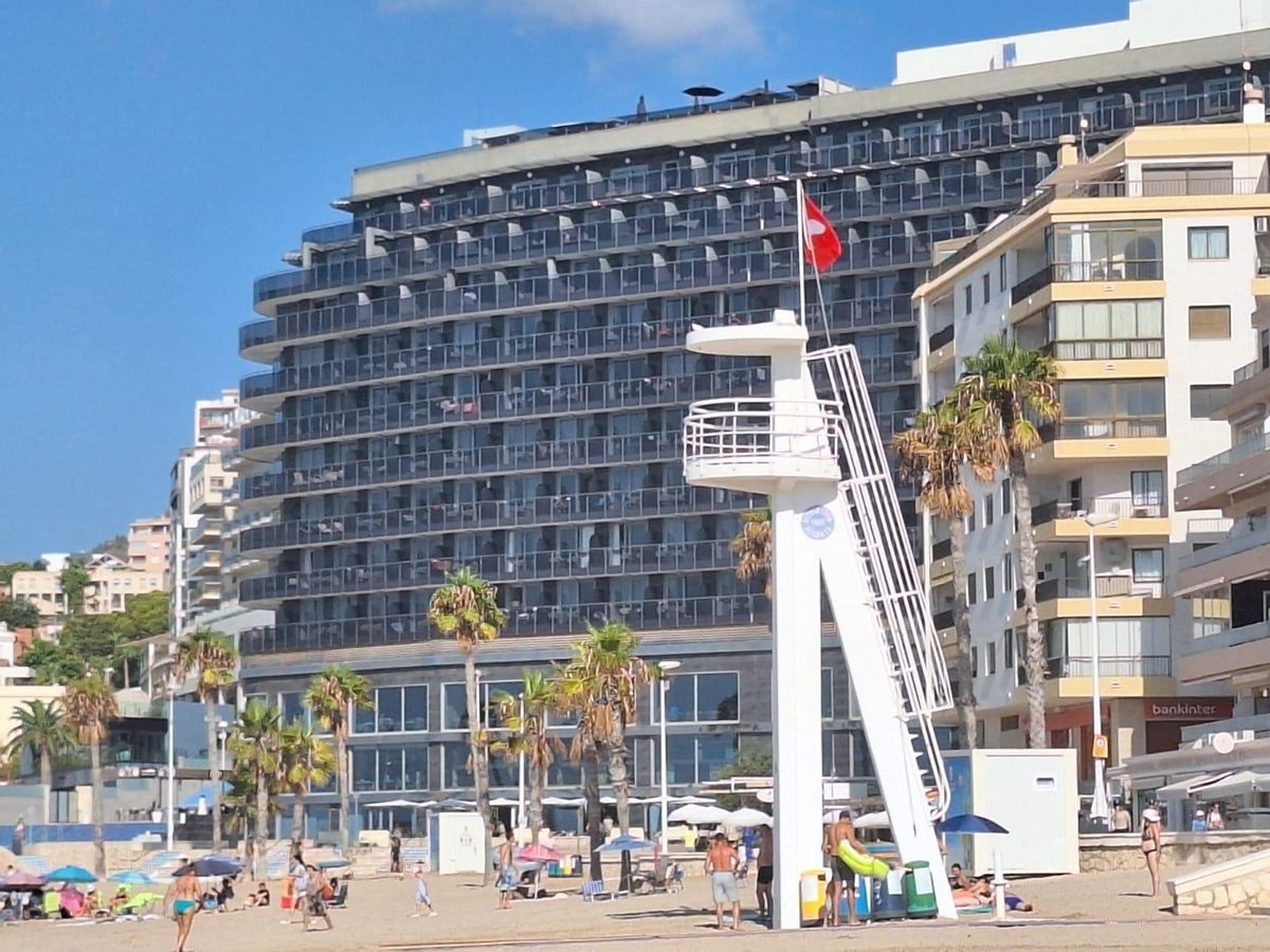 La bandera roja ondea en este tramo de la playa del Arenal-Bol /