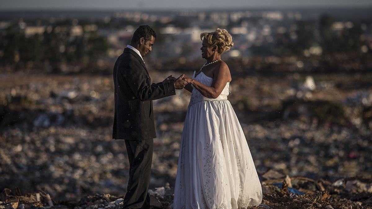 Una pareja de 'catadores de lixo', protagonizó la última historia de amor en el mayor basurero de Latinoamérica, que el sábado cerrará sus puertas en Brasilia, Brasil.