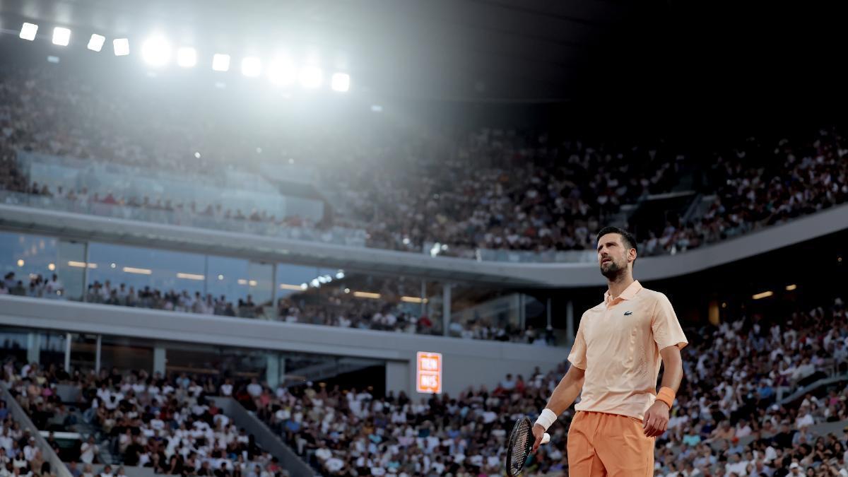 El Djokovic más legendario arranca remontando en Roland Garros