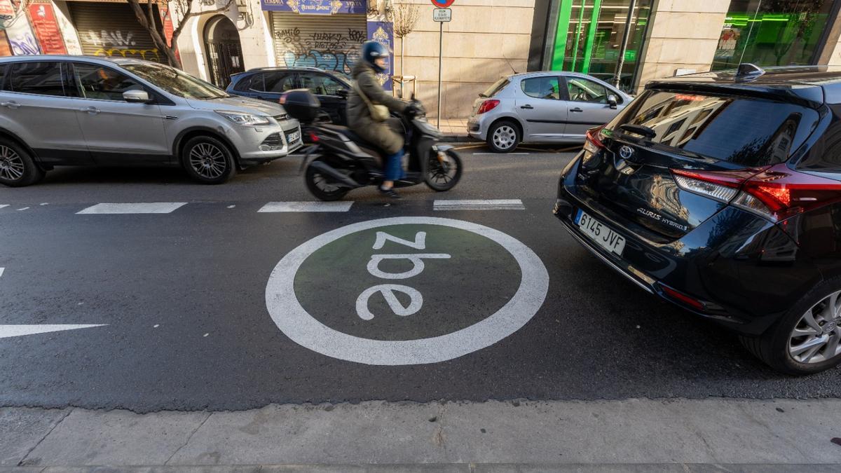 Varios vehículos en la zona de bajas emisiones de Zaragoza.