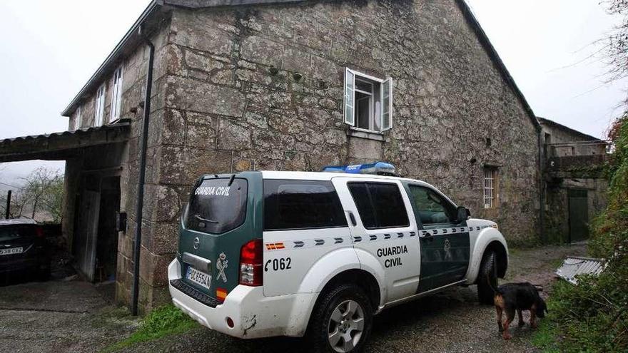 La Guardia Civil se desplazó hasta la casa donde tuvo lugar el desafortunado accidente. // Bernabé / Cris M.V.