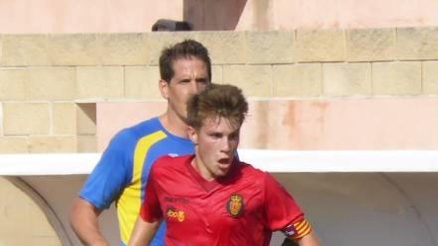 Cristeto, durante un partido con el Mallorca B y Juanjo con la camiseta del Baleares.