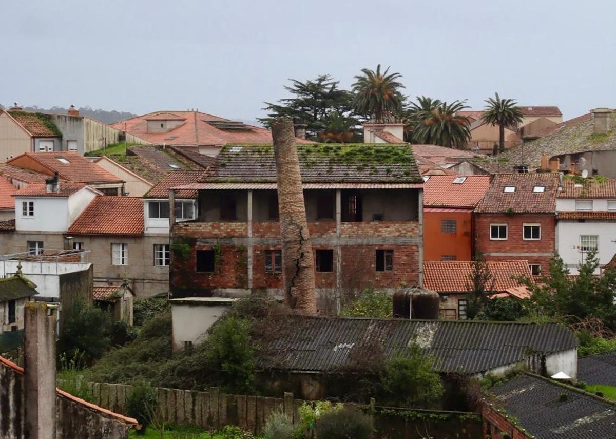 La chimenea de la antigua conservera Otero un par de horas antes de caer.