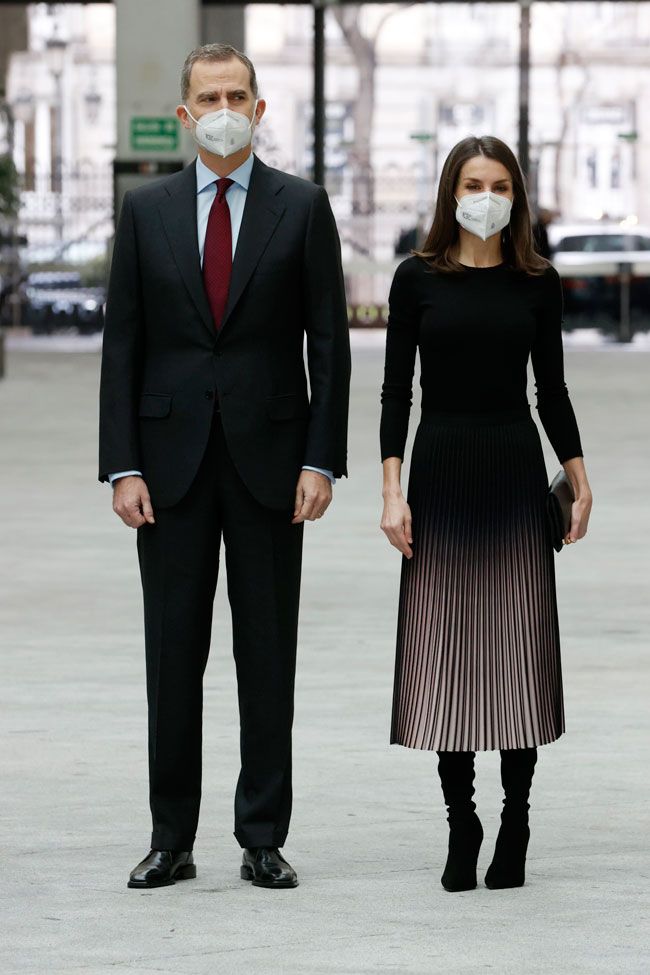 El rey Felipe VI y la reina Letizia, con falda plisada con degradado de color, asisten a la entrega de los premios APM de Periodismo de los años 20219 y 2020