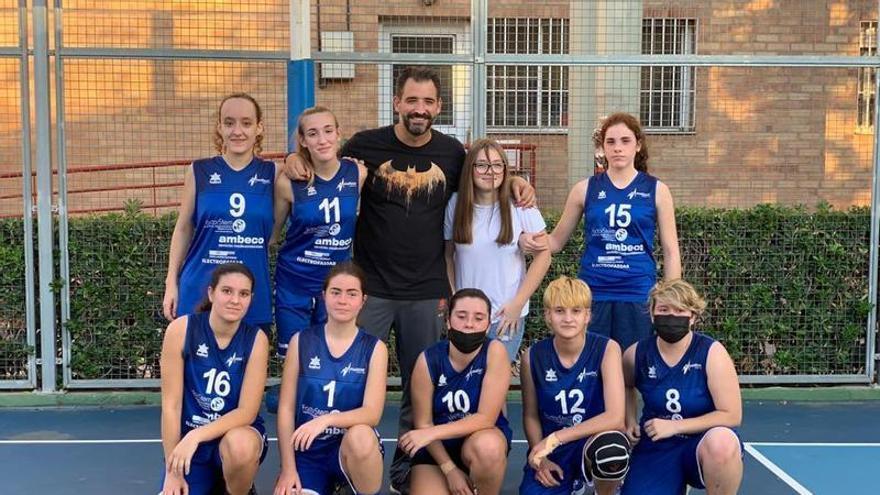 Equipo de baloncesto femenino de Massalfassar Athletic Club son su entrenador.