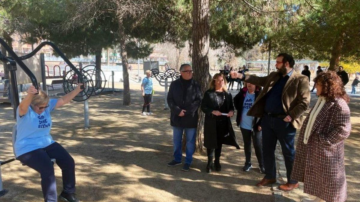 El alcalde de Mataró, David Bote, visita el 'parque de salud' del Parc de Cerdanyola, junto a los concejales José A. Ricis, Beatriz Delgado y Laura Seijo
