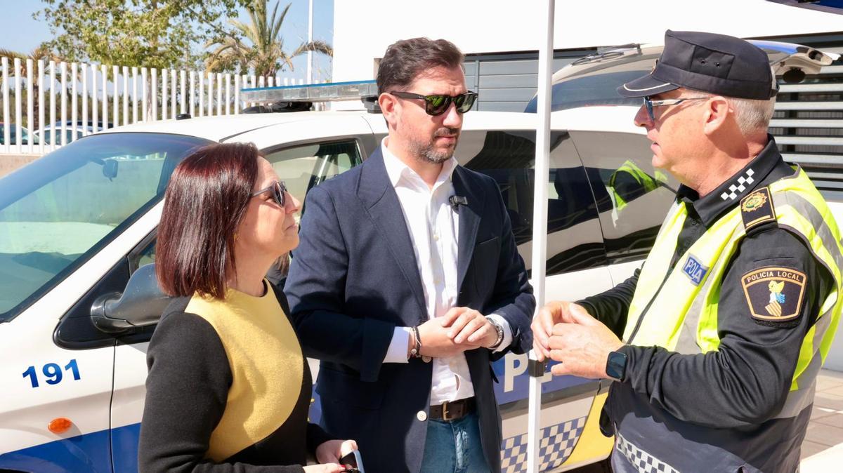 La Policía lleva a cabo controles de velocidad a patinetes en el IES Vicente Verdú de Elche La Policía lleva a cabo controles de velocidad a patinetes en el IES Vicente Verdú de Elche