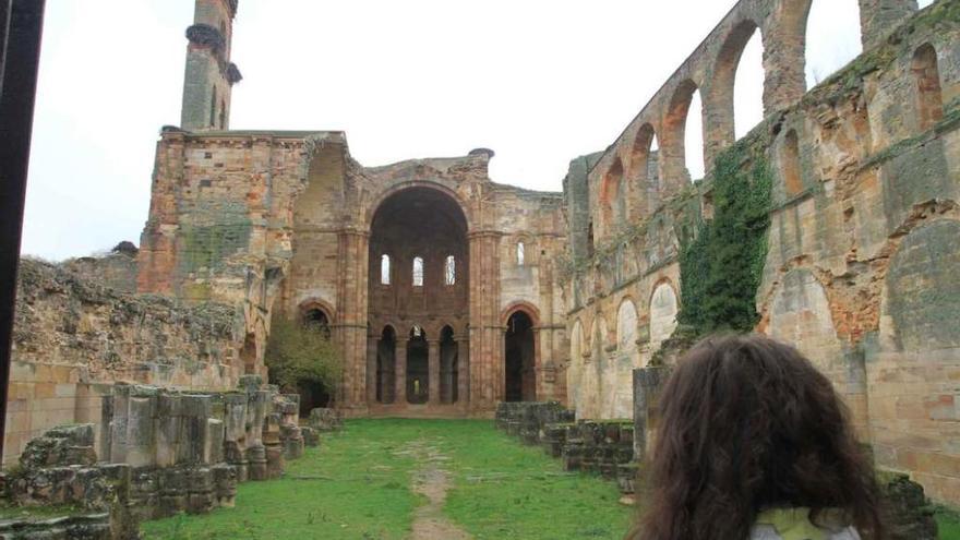 Un turista visita las ruinas de Santa María de Moreruela.