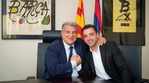 Joan Laporta abraza a Xavi Hernández